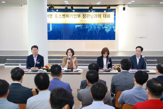 이영(왼쪽 두 번째) 중소벤처기업부 장관이 15일 부산 해운대 신협 본점에서 열린 해운대구 소상공인·중소기업계 간담회에서 인사말을 하고 있다. [중기부 제공]